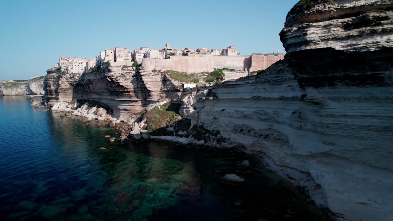 La citadelle de Bonifacio sur sa falaise, vue du large au drone