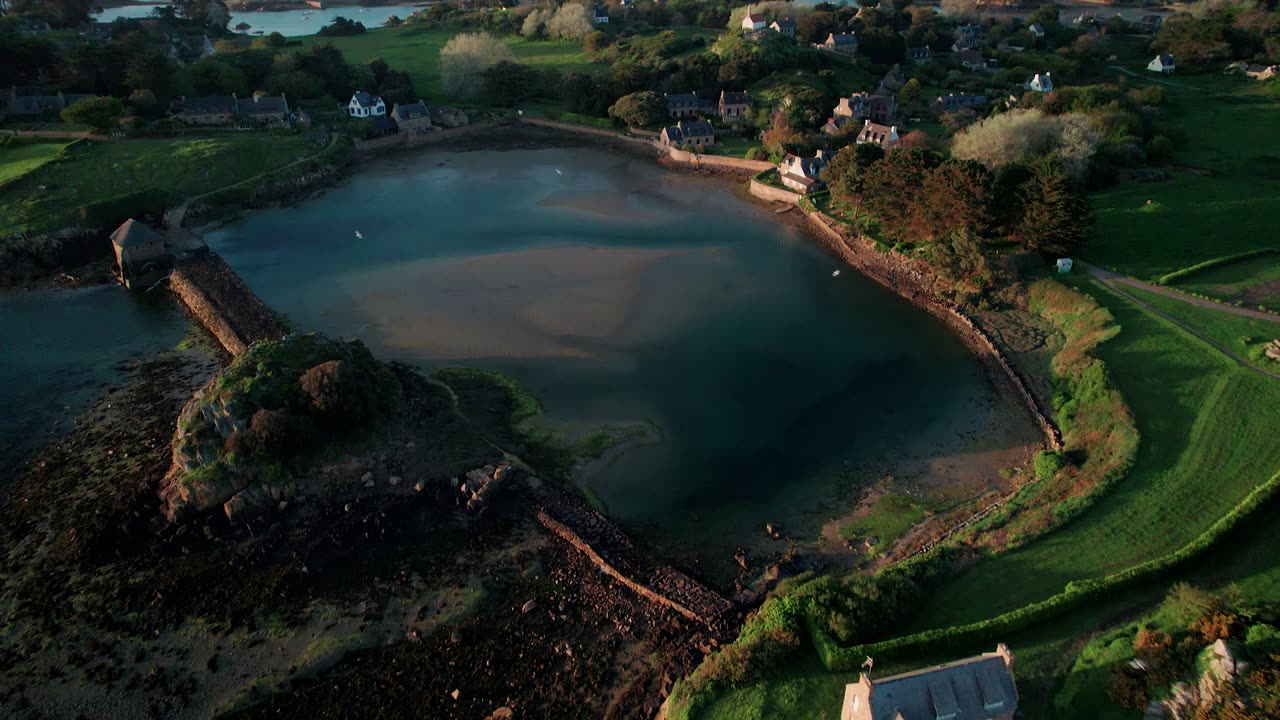 Un moulin à marée et sa retenue d'eau sur l'île de Bréhat, vus du ciel