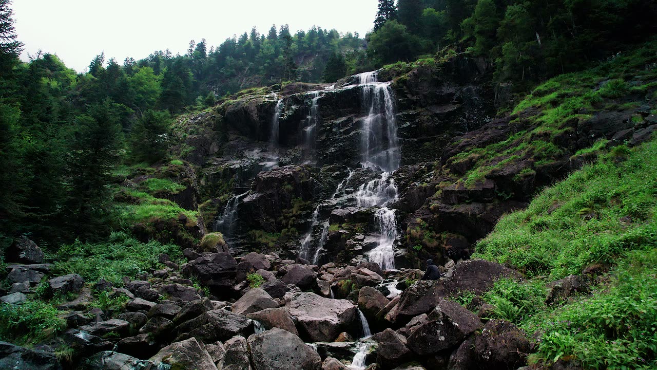Une cascade dans la forêt filmée au drone, première image du film drone de Fougère